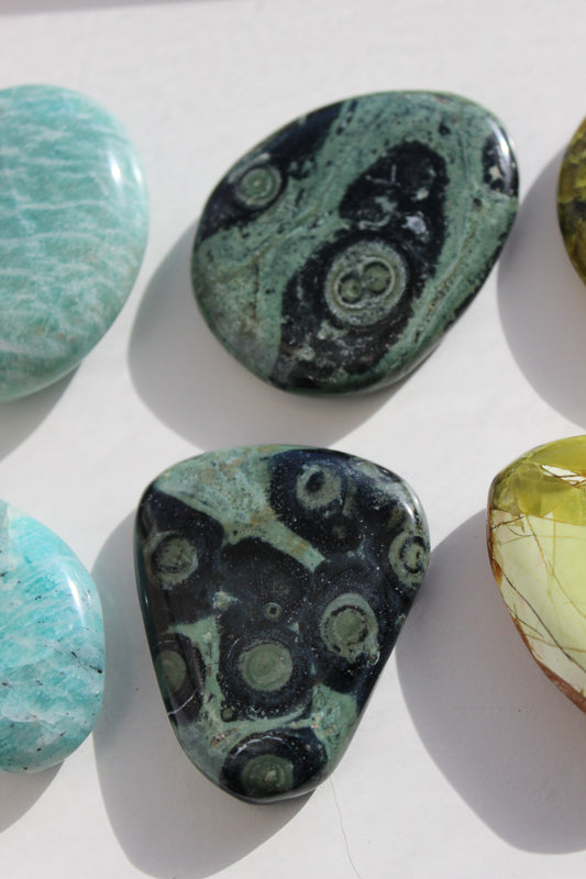 Kambaba Jasper Flat Palm Stone